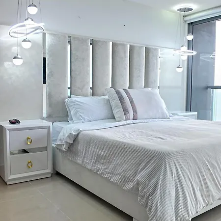 Sunsets And Views Of The Walled City, 33th Floor Apartment